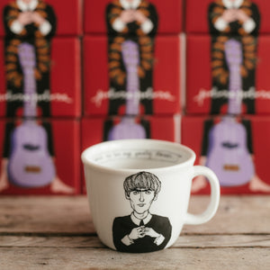Polonapolona GEORGE 350ml porcelain white big cup in front of boxes with George illustration