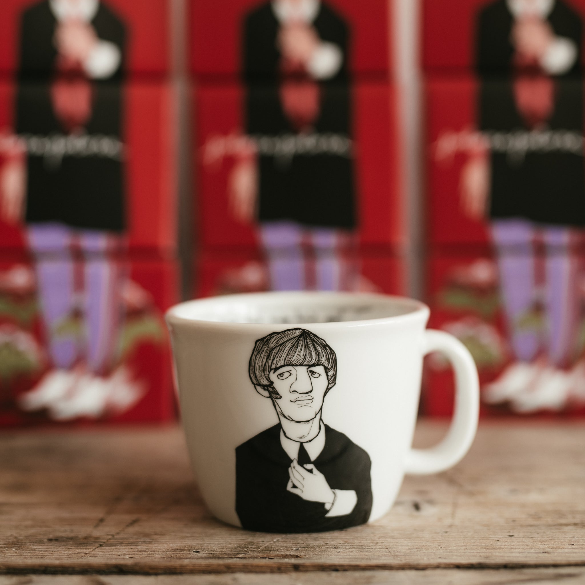 Polonapolona RINGO 350ml porcelain white big cup in front of boxes with Ringo illustration